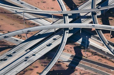 Crisscrossed Highway interchange, Phoenix, Arizona von Alex Maclean