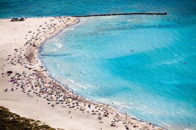 Beach goers at Rosignano Maritimo II, Italy von Alex Maclean