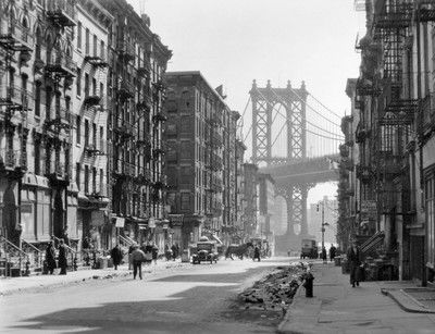 Pike and Henry Street, Manhattan von Berenice Abbott