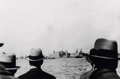 "Blick von der Fähre auf Ellis Island N.Y." von Erich Salomon