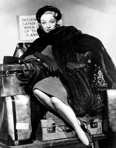 Monica Teasdale (Marlene Dietrich) von Henry Koster