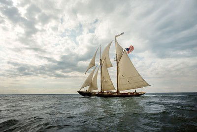 Schooner Virginia Racing on the Chesapeake Bay von Greg Pease