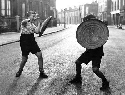 Dustbin Gladiators von John Drysdale