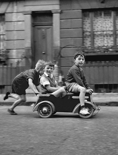 Street Pedallers von John Drysdale