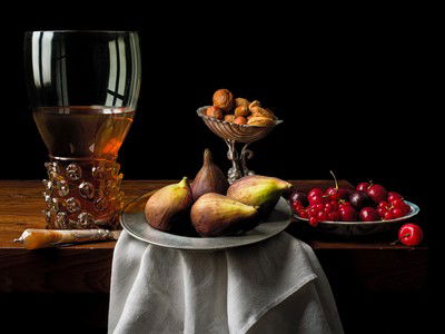 Still life with figs and cherries von Kevin Best