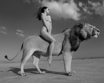 Angela rides the Lion von Sylvie Blum