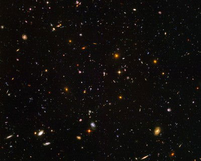 Galaxies galore (NASA/JPL - Caltech) von Hubble Telescope
