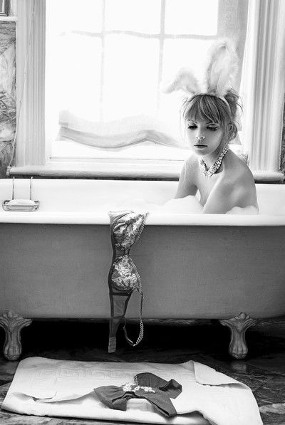 Bunny in Tub von Pamela Hanson | Trunk Archive
