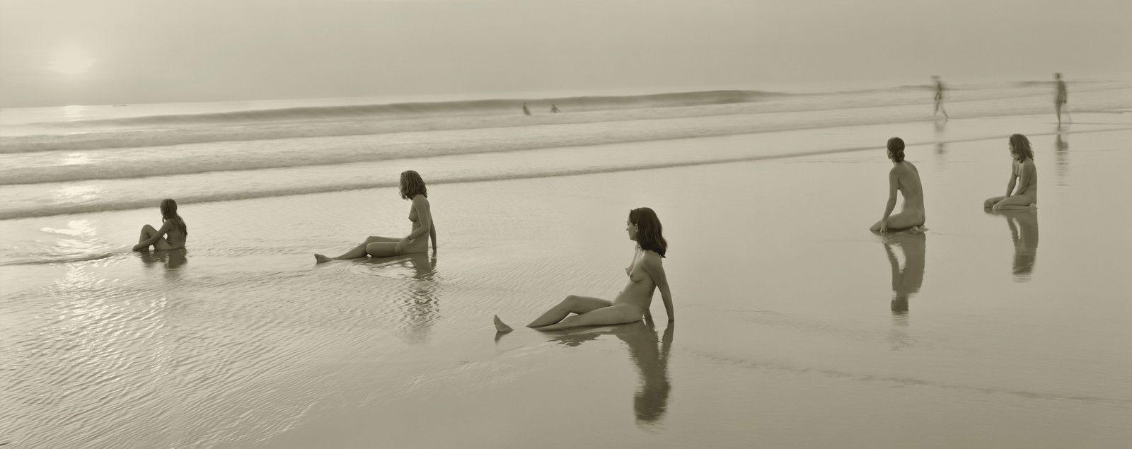 Allison, Lotte, Miranda, Maia and Vanessa; Montalivet, France, 2001 von Jock Sturges | Trunk Archive Allison, Lotte, Miranda, Maia and Vanessa; Montalivet, France, 2001 von Jock Sturges | Trunk Archive