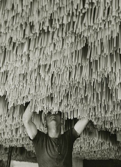 In der Spaghetti Fabrik von Alfred Eisenstaedt