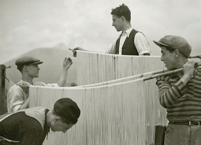 Spaghetti, aufgehängt wie Wäsche von Alfred Eisenstaedt