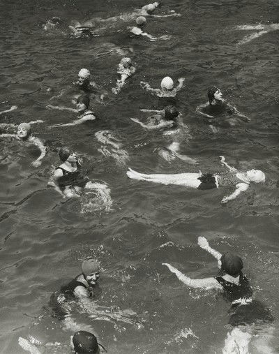 Frauen beim Baden von Martin Munkacsi